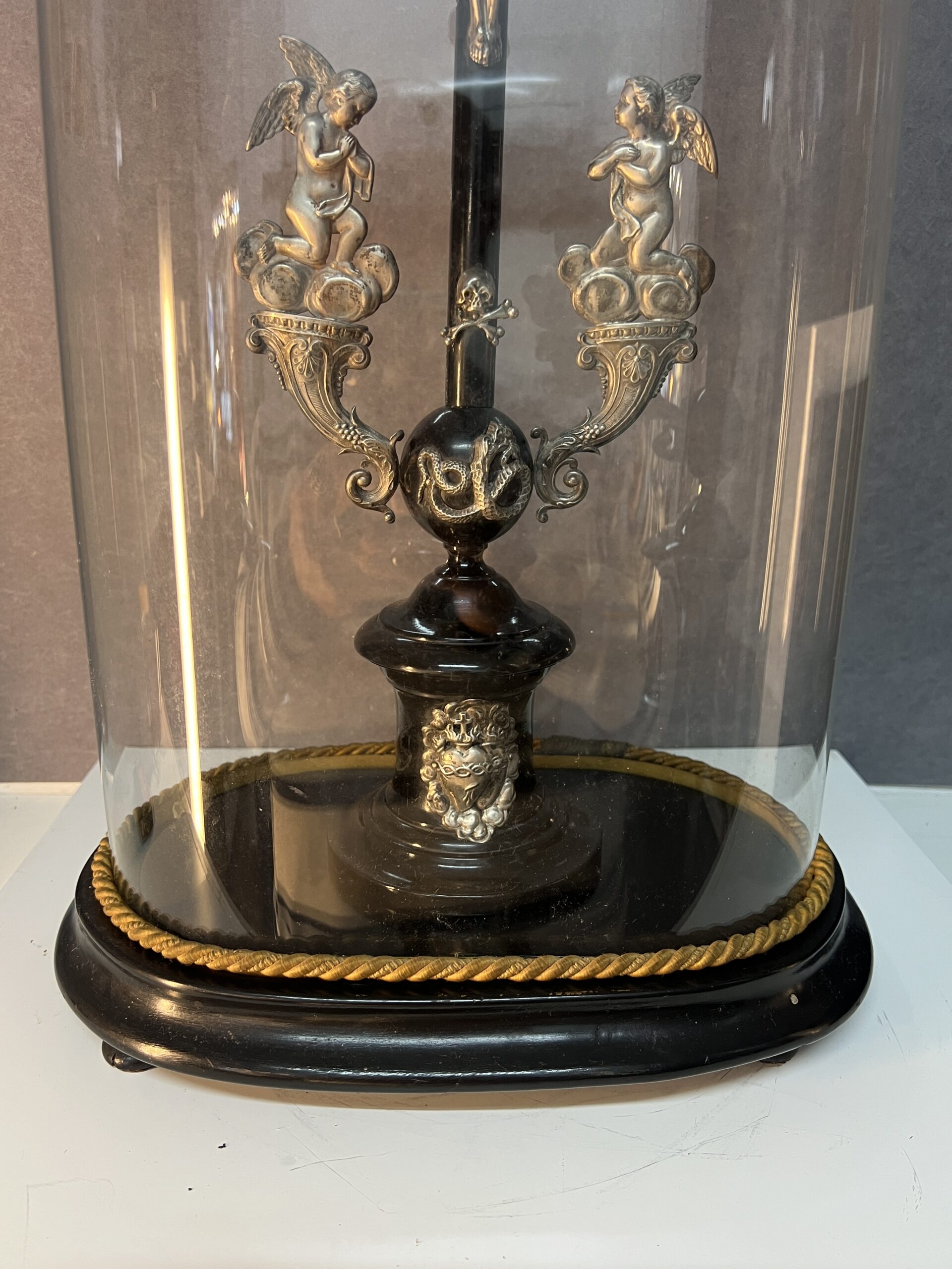 Crucifix en bois noirci et argent massif sous un globe en verre, époque XIXe siècle, H 63 cm