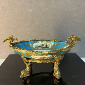 Coupe en porcelaine de la manufacture de Sèvres montée sur structure et sertie en bronze doré
