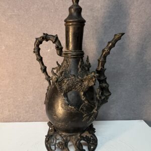 Verseuse ancienne Chine en bronze massif XIXe sculpté en relief de dragons et souris, H 34.5 cm