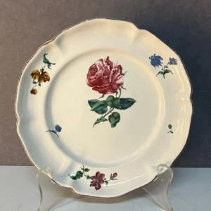 Assiette en faïence de Strasbourg époque XVIIIe siècle par Paul Hannong , diamètre 25 cm