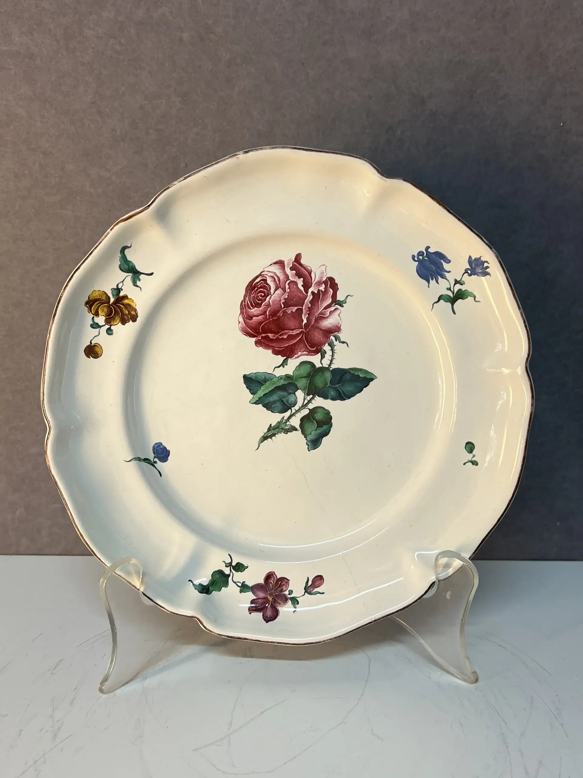 Assiette en faïence de Strasbourg époque XVIIIe siècle par Paul Hannong , diamètre 25 cm