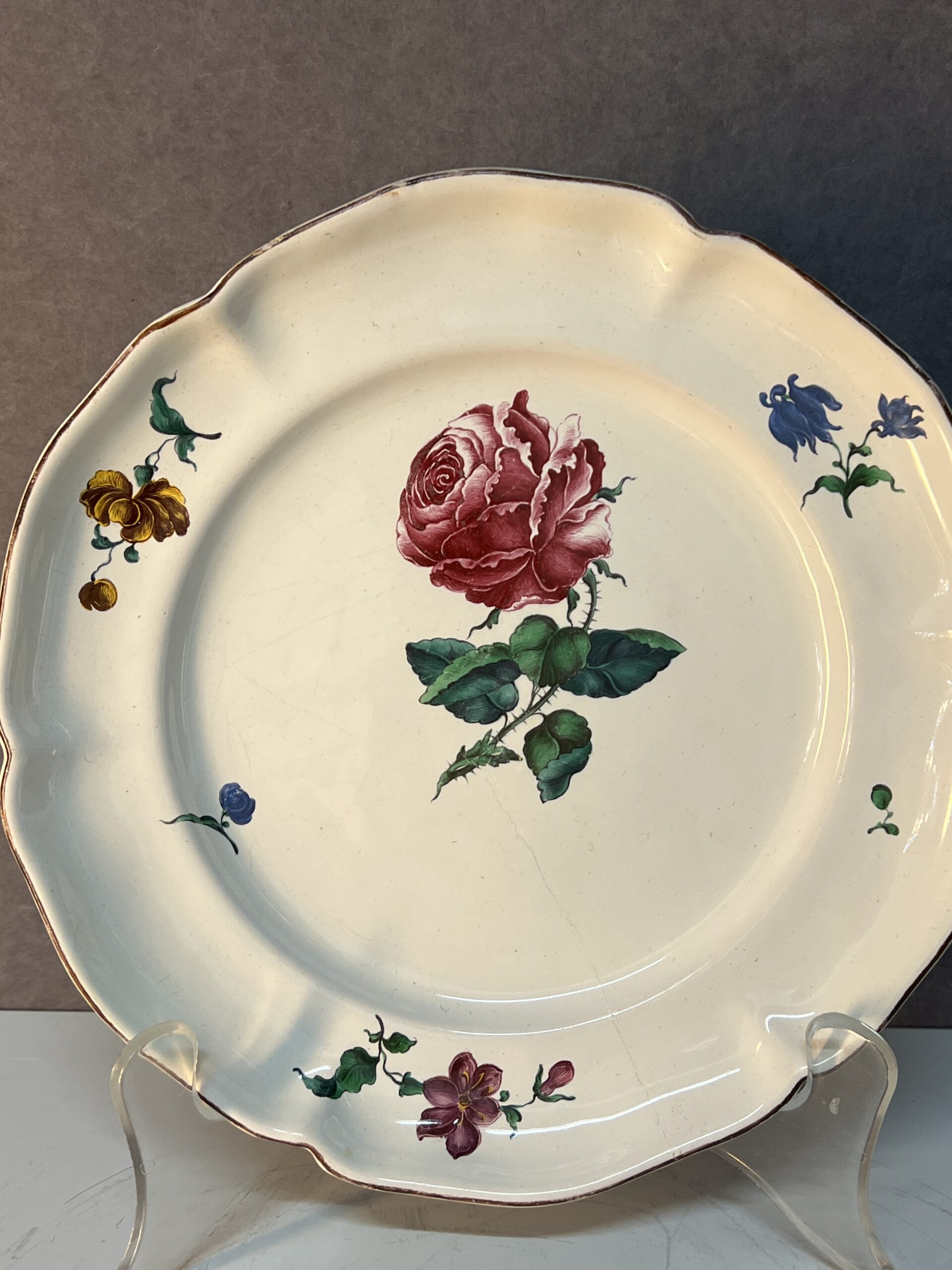 Assiette en faïence de Strasbourg époque XVIIIe siècle par Paul Hannong , diamètre 25 cm