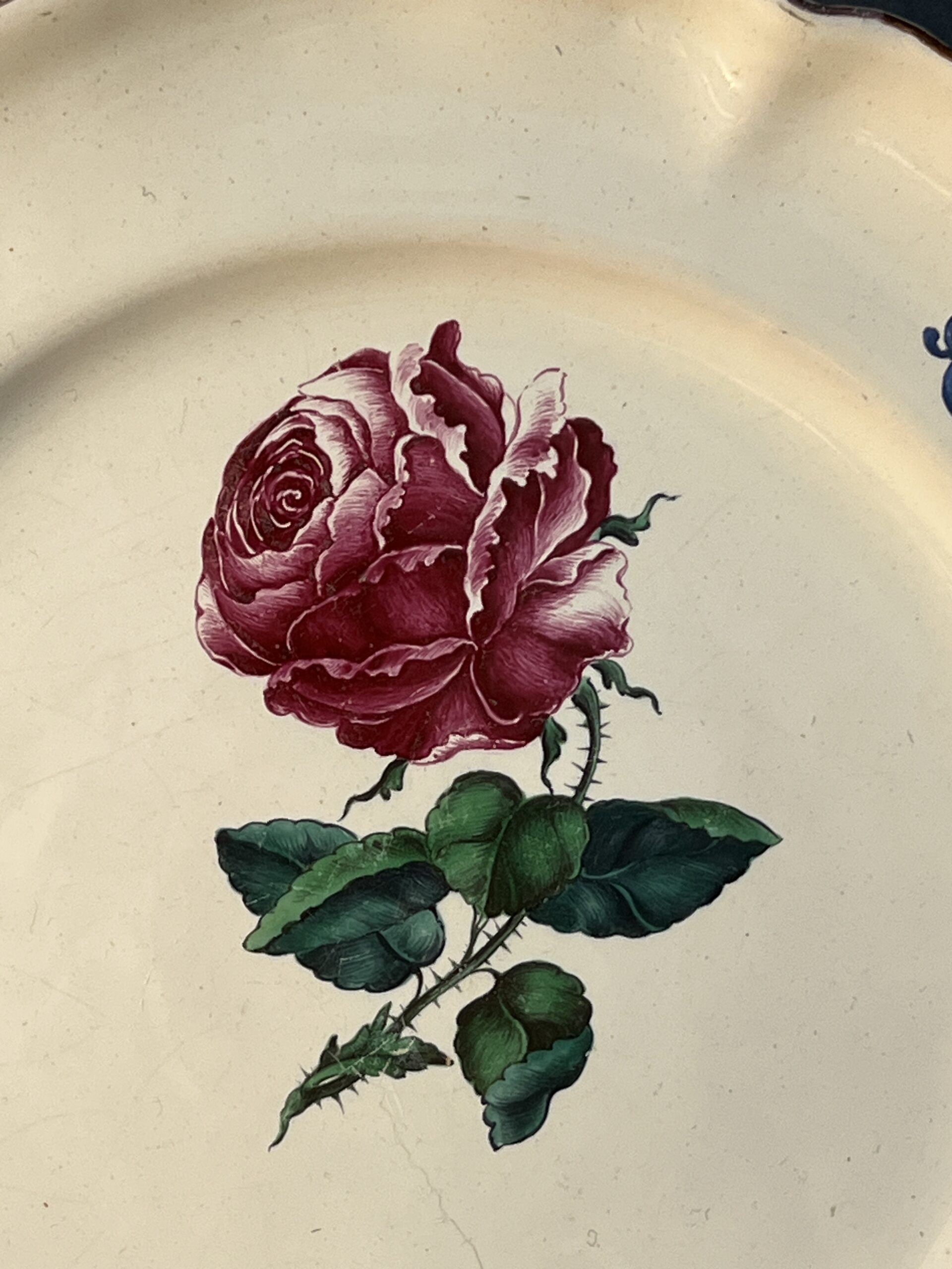 Assiette en faïence de Strasbourg époque XVIIIe siècle par Paul Hannong , diamètre 25 cm