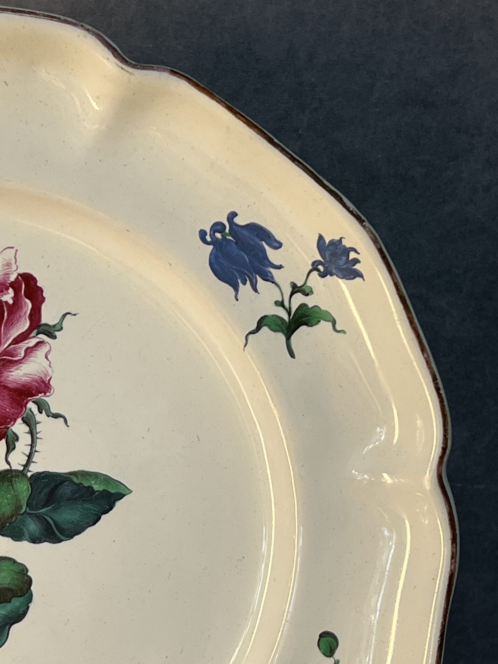 Assiette en faïence de Strasbourg époque XVIIIe siècle par Paul Hannong , diamètre 25 cm