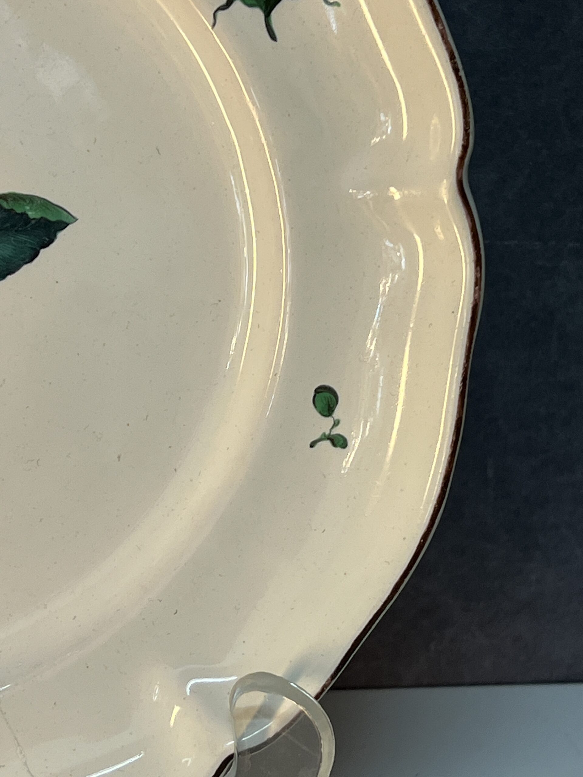 Assiette en faïence de Strasbourg époque XVIIIe siècle par Paul Hannong , diamètre 25 cm