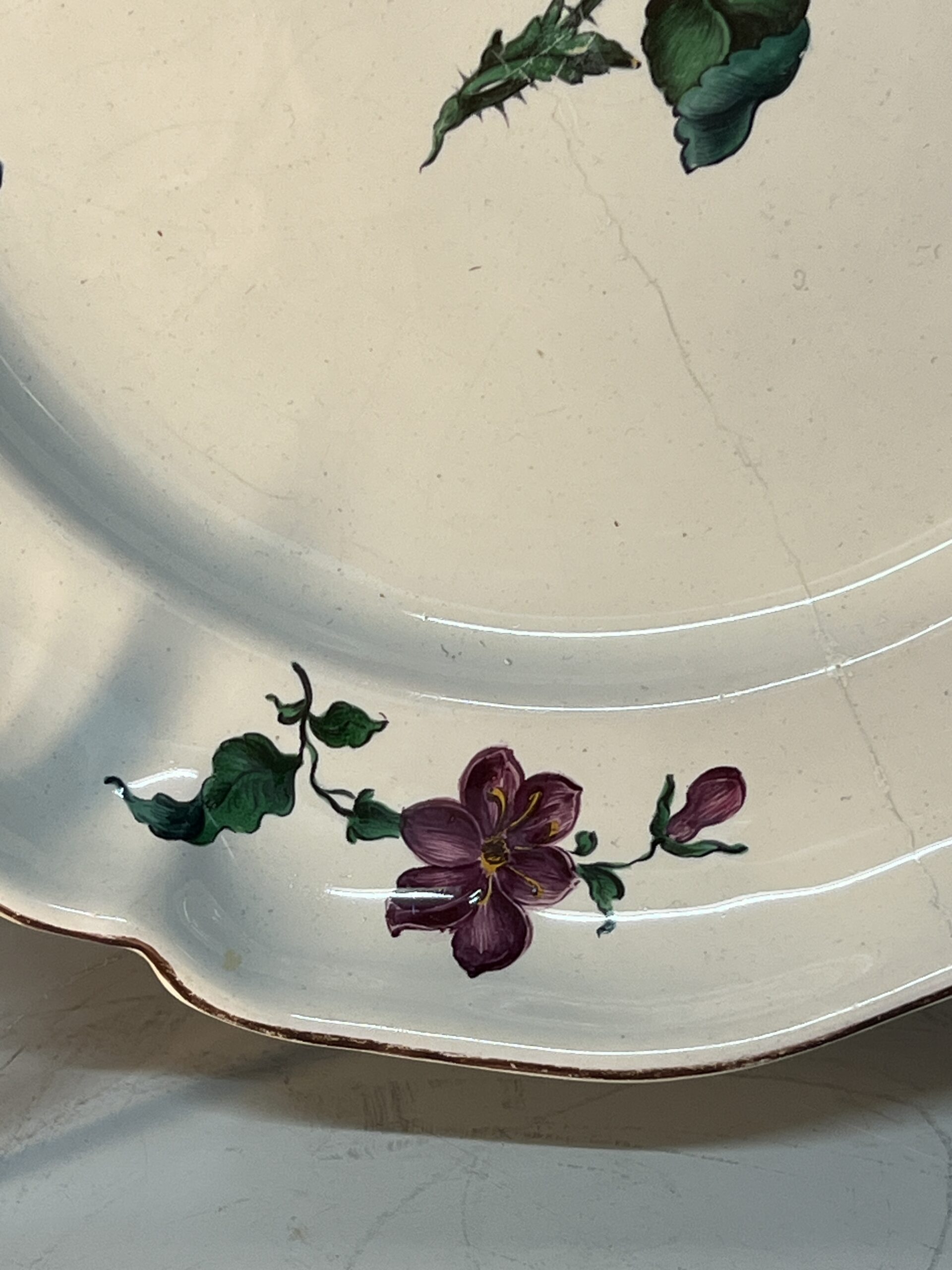 Assiette en faïence de Strasbourg époque XVIIIe siècle par Paul Hannong , diamètre 25 cm