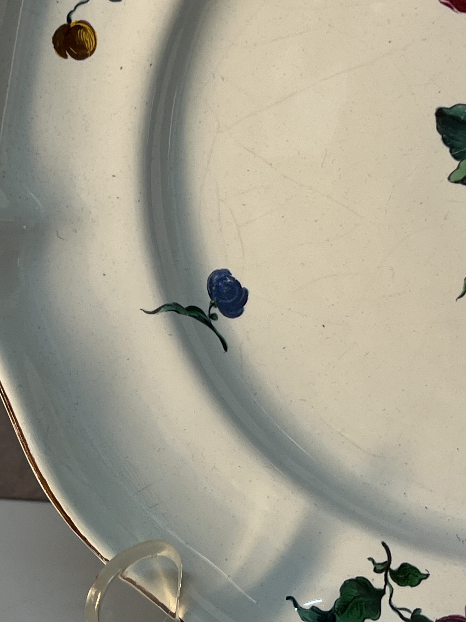 Assiette en faïence de Strasbourg époque XVIIIe siècle par Paul Hannong , diamètre 25 cm