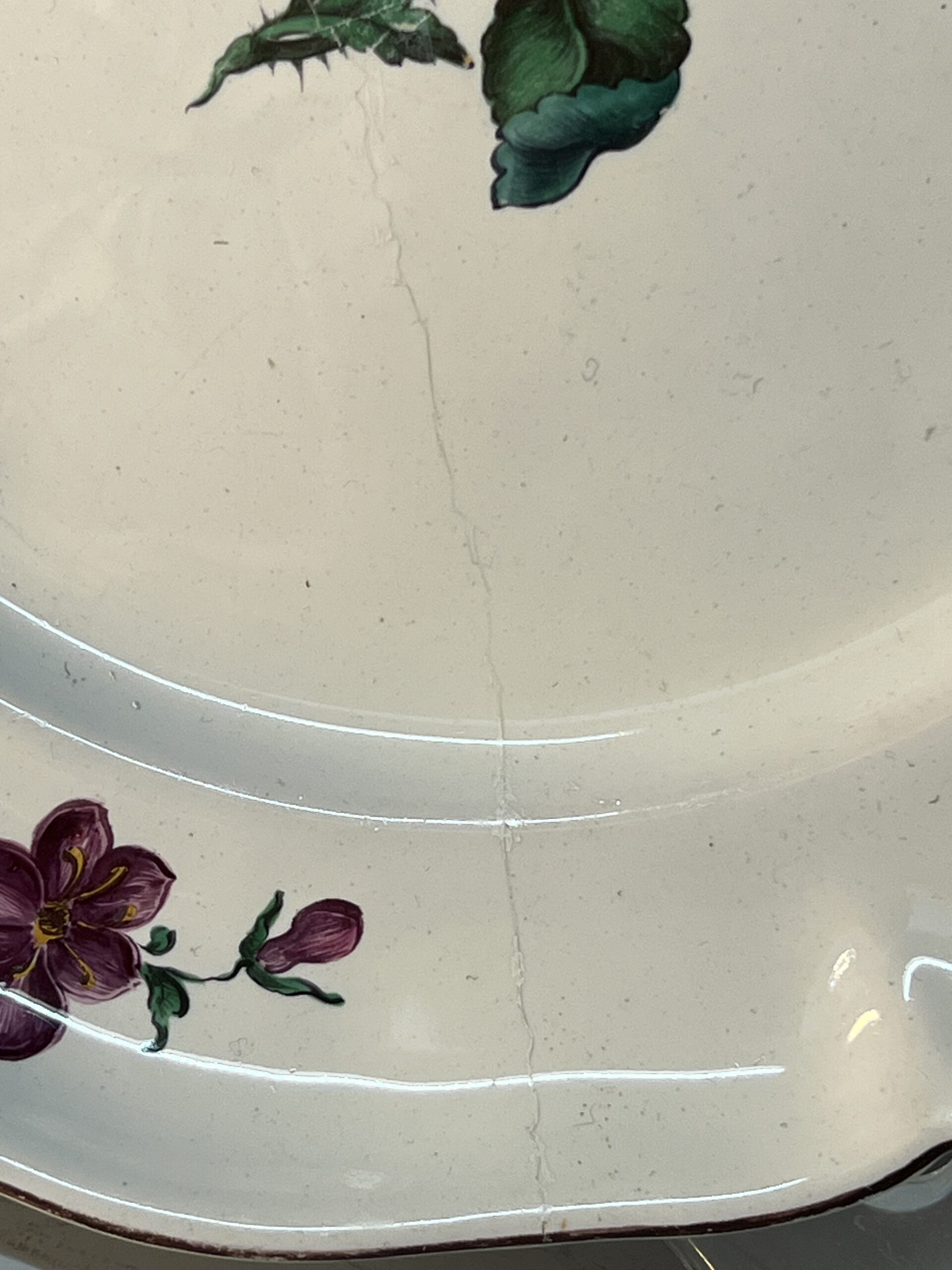 Assiette en faïence de Strasbourg époque XVIIIe siècle par Paul Hannong , diamètre 25 cm