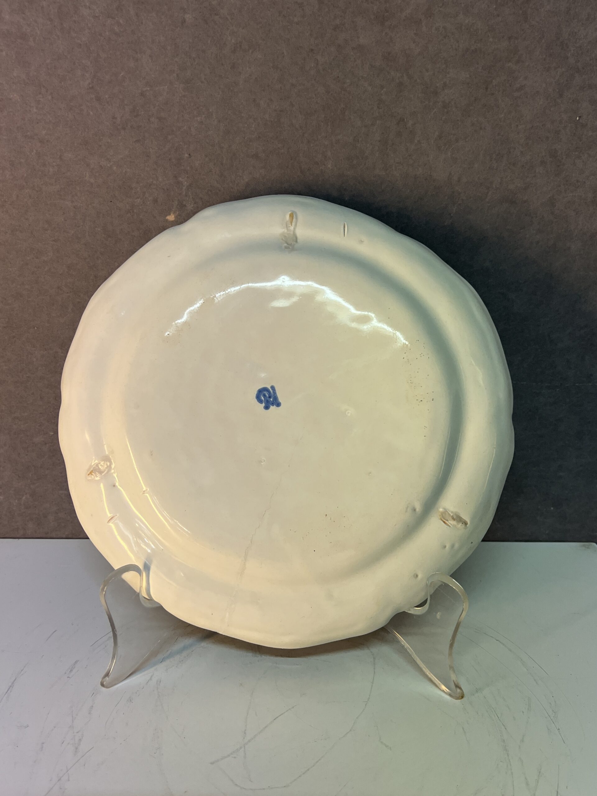 Assiette en faïence de Strasbourg époque XVIIIe siècle par Paul Hannong , diamètre 25 cm