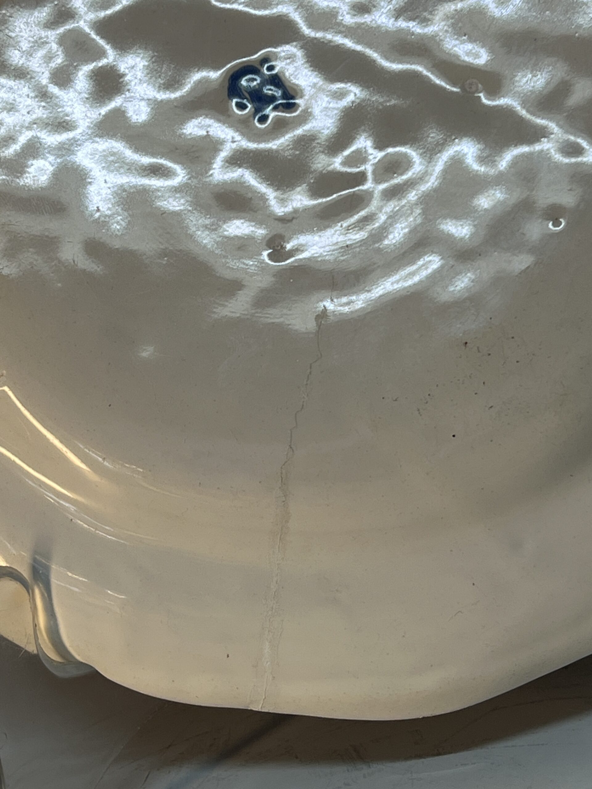 Assiette en faïence de Strasbourg époque XVIIIe siècle par Paul Hannong , diamètre 25 cm