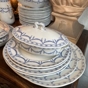 Service à vaisselle de 90 pièces en faïence anglaise de Oaklands Wedgwood - Etruria