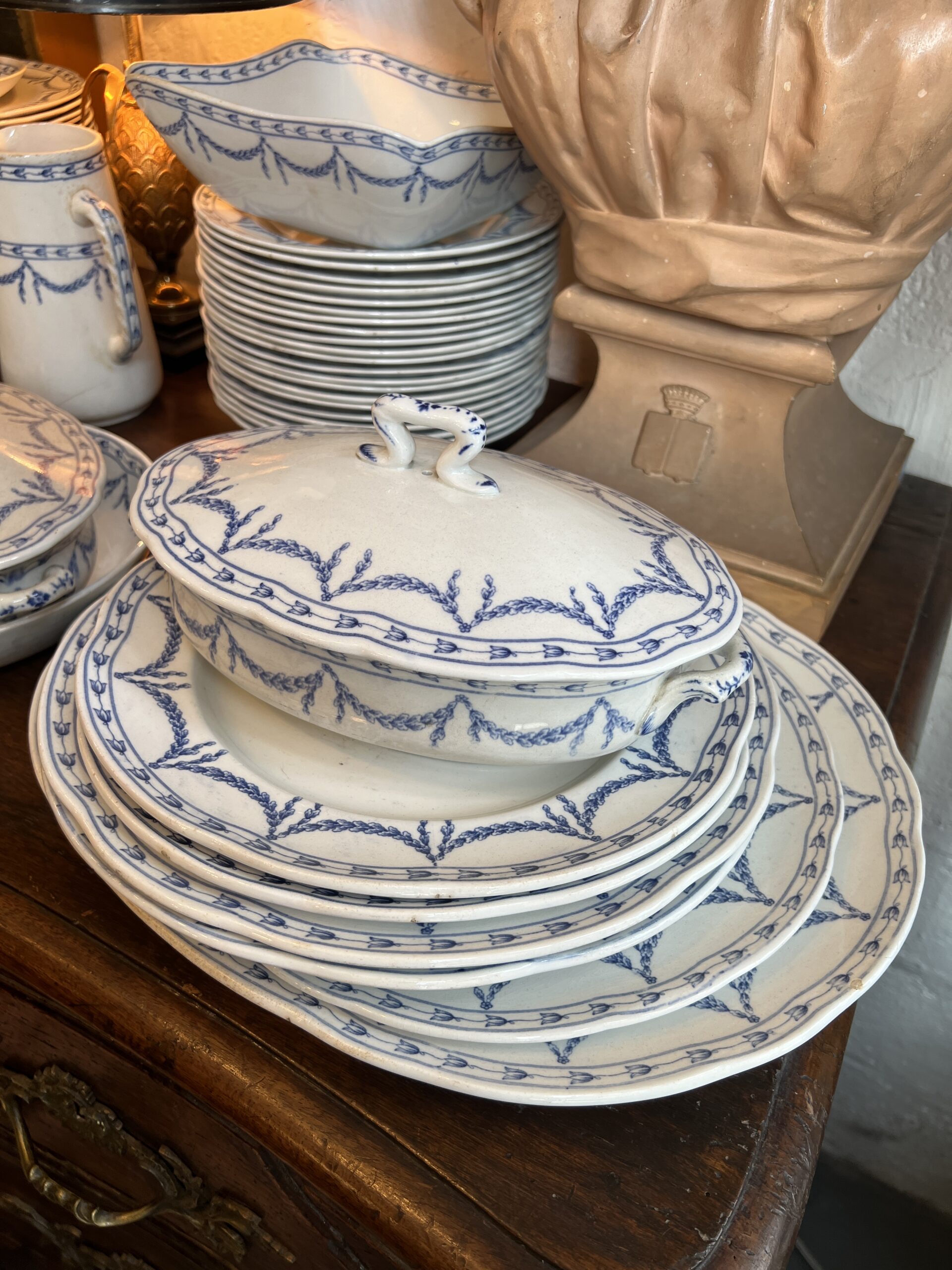 Service à vaisselle de 90 pièces en faïence anglaise de Oaklands Wedgwood - Etruria