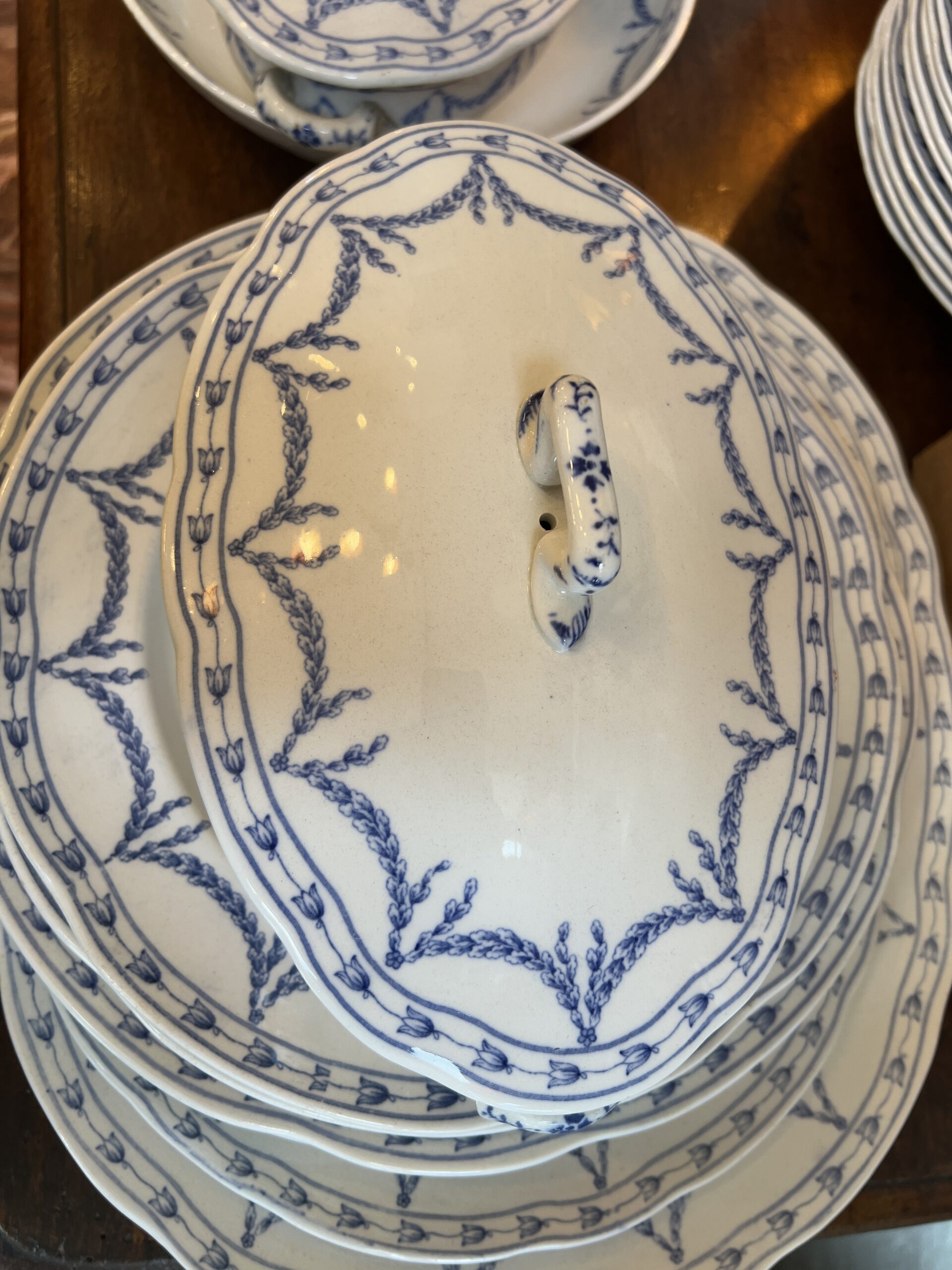 Service à vaisselle de 90 pièces en faïence anglaise de Oaklands Wedgwood - Etruria