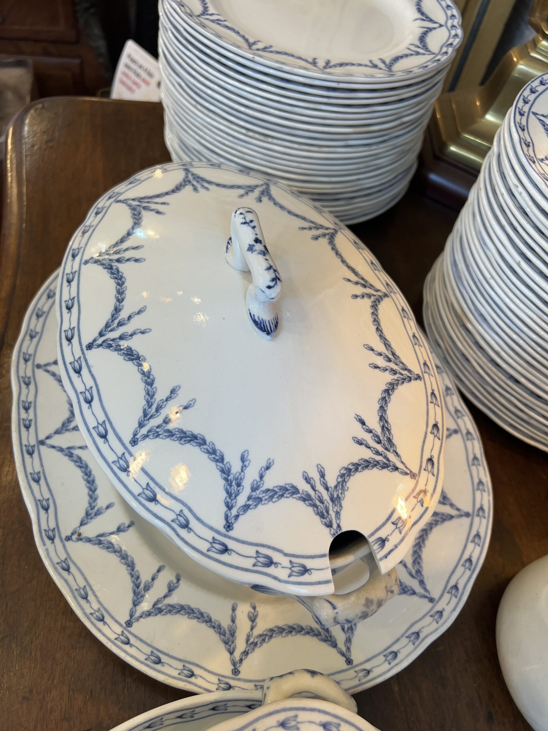 Service à vaisselle de 90 pièces en faïence anglaise de Oaklands Wedgwood - Etruria