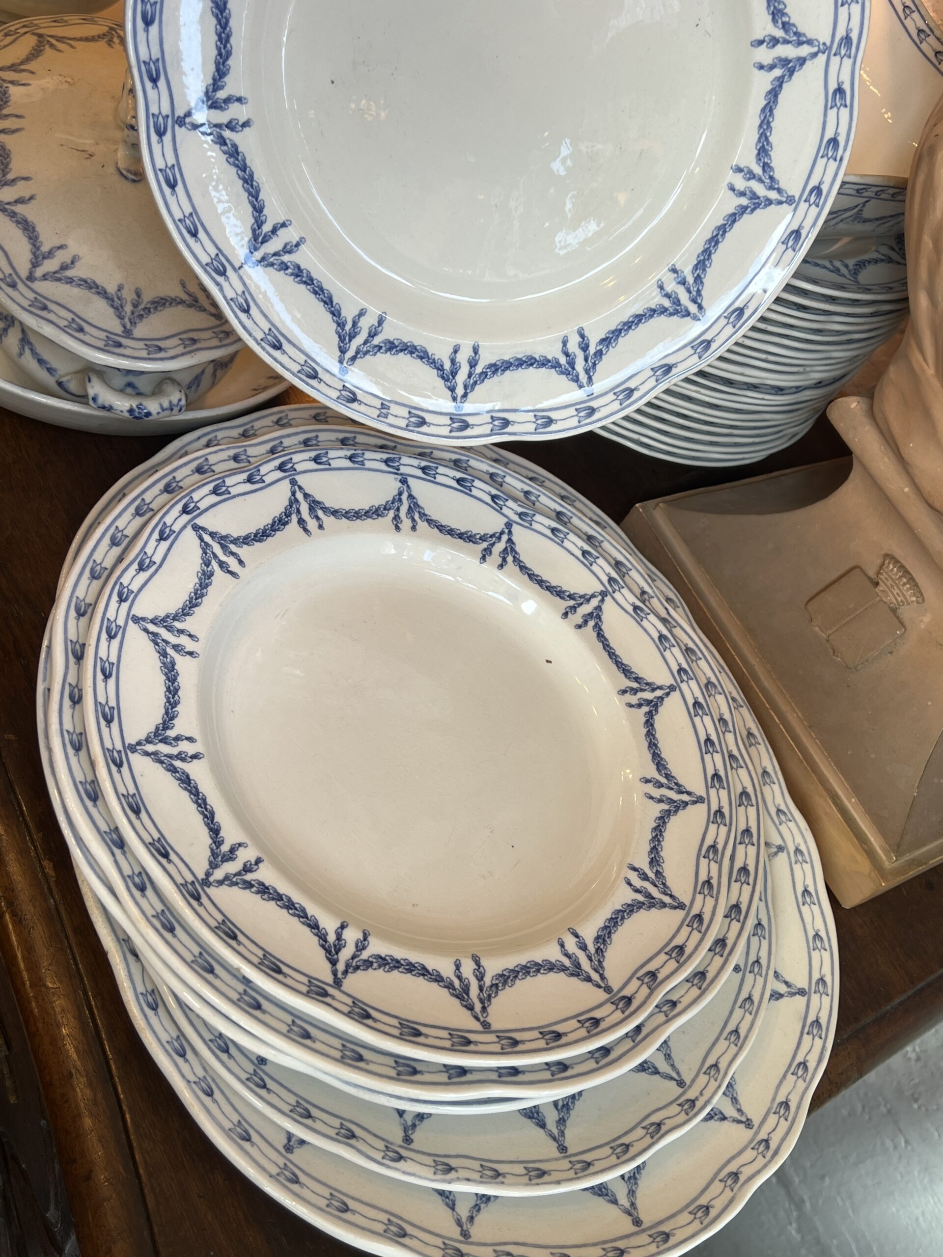 Service à vaisselle de 90 pièces en faïence anglaise de Oaklands Wedgwood - Etruria