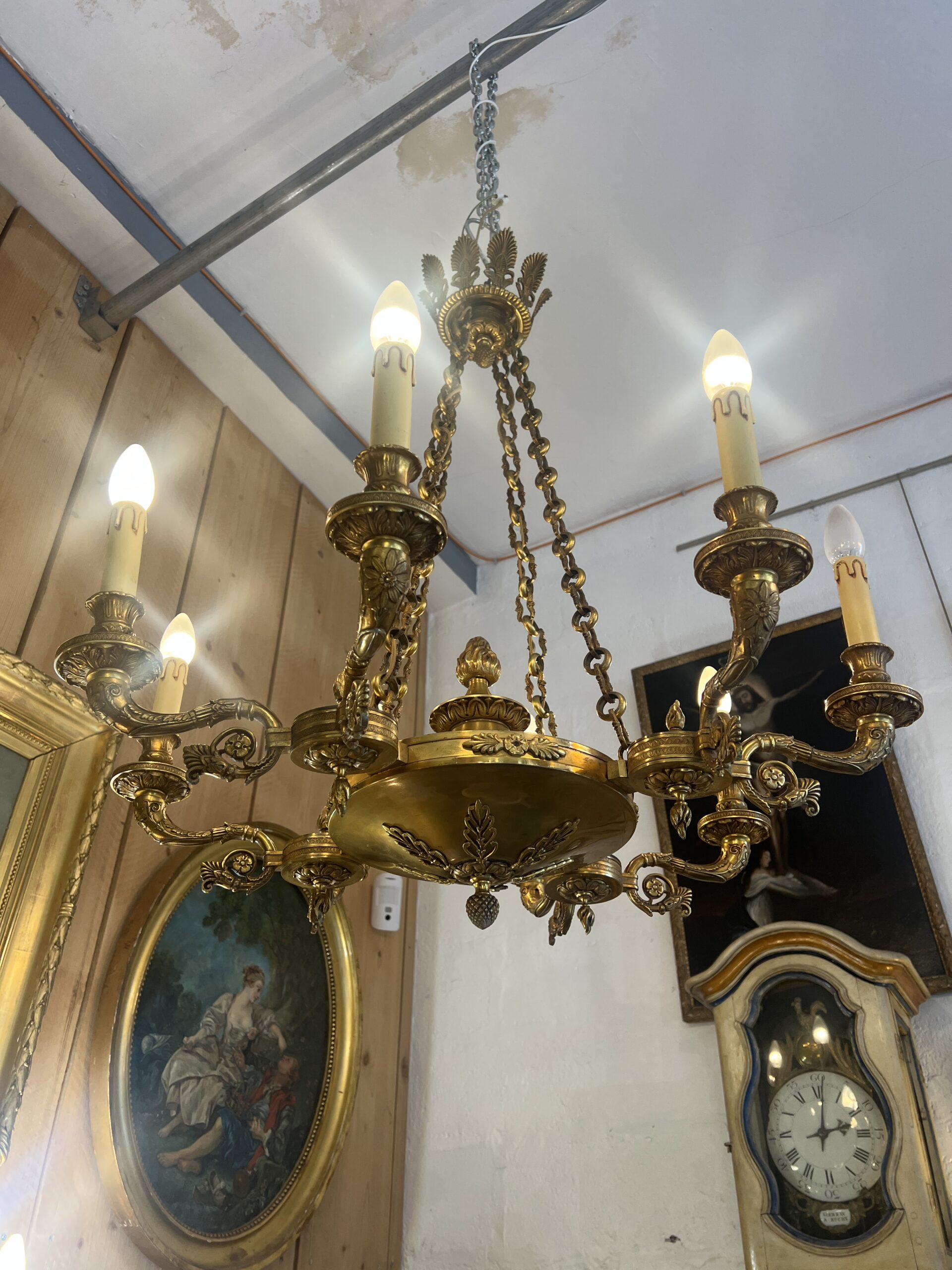 Lustre contemporain de style Empire en bronze sculpté éclairant par 8 lumières, de qualité