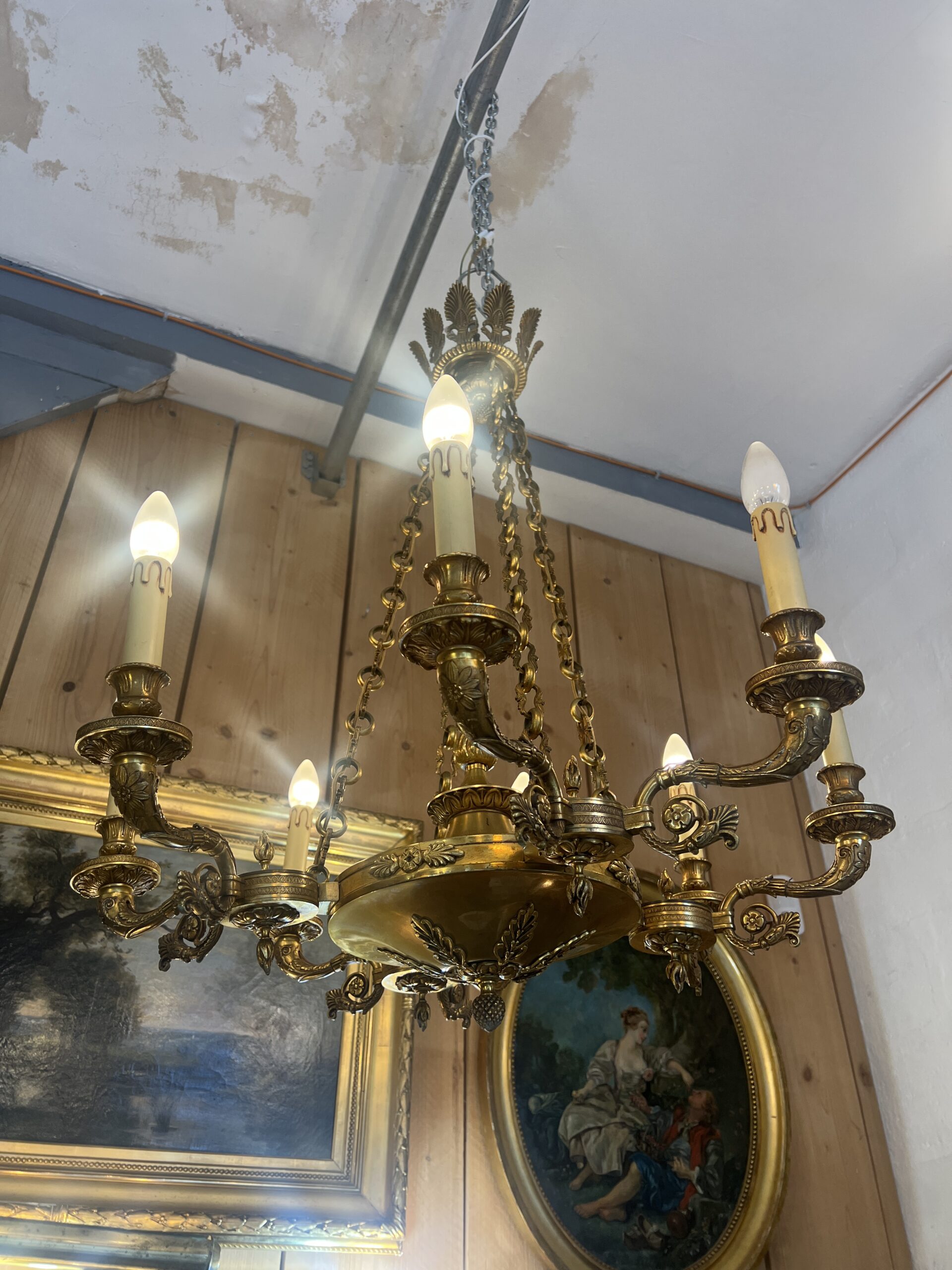 Lustre contemporain de style Empire en bronze sculpté éclairant par 8 lumières, de qualité