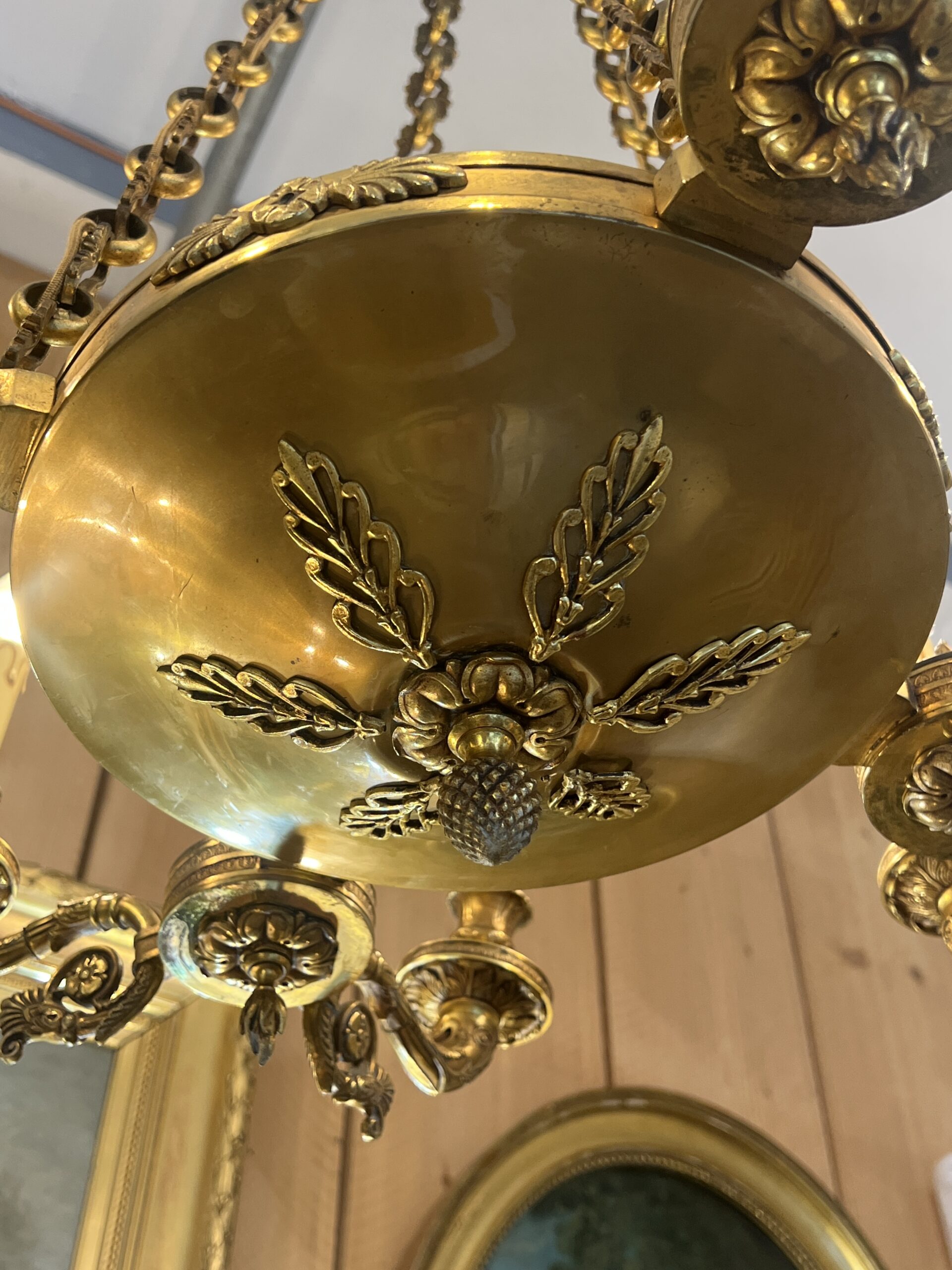 Lustre contemporain de style Empire en bronze sculpté éclairant par 8 lumières, de qualité