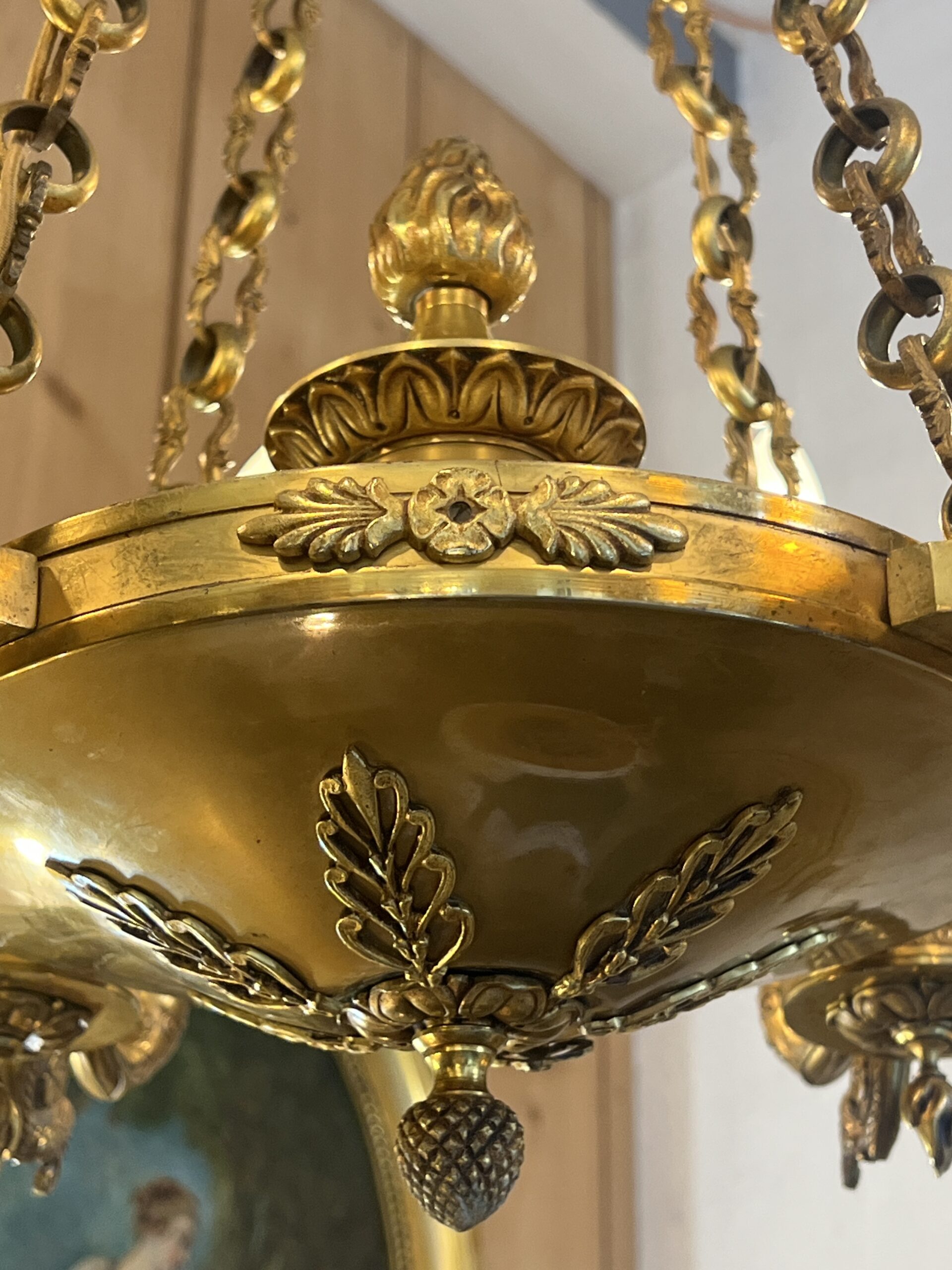 Lustre contemporain de style Empire en bronze sculpté éclairant par 8 lumières, de qualité