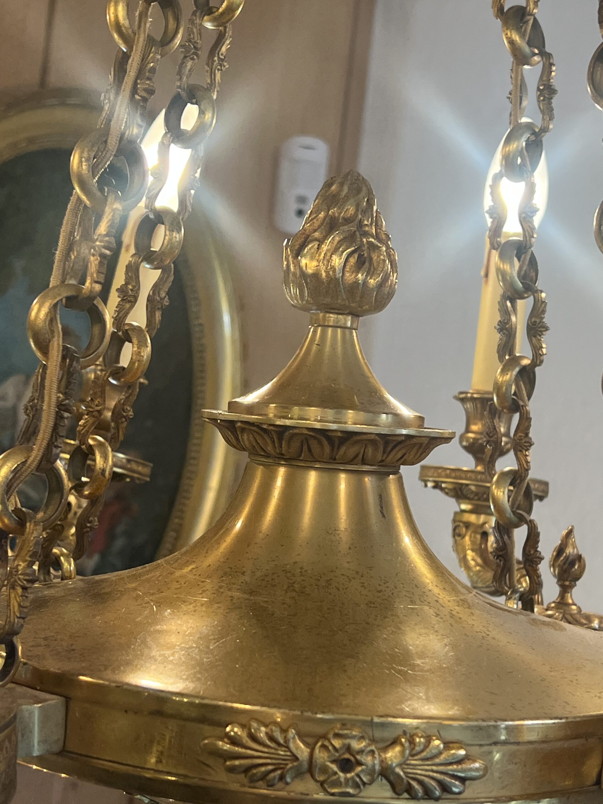 Lustre contemporain de style Empire en bronze sculpté éclairant par 8 lumières, de qualité