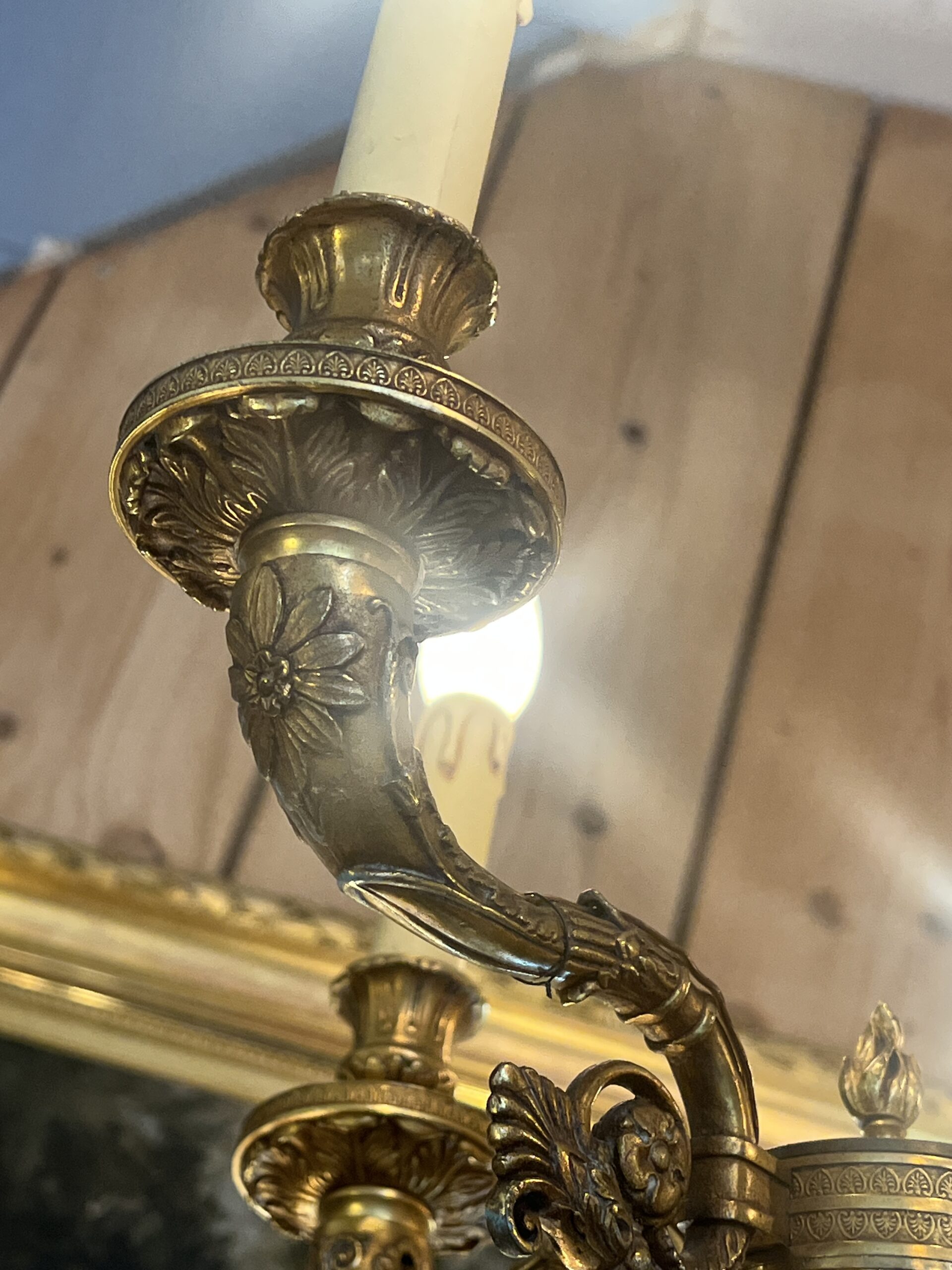 Lustre contemporain de style Empire en bronze sculpté éclairant par 8 lumières, de qualité