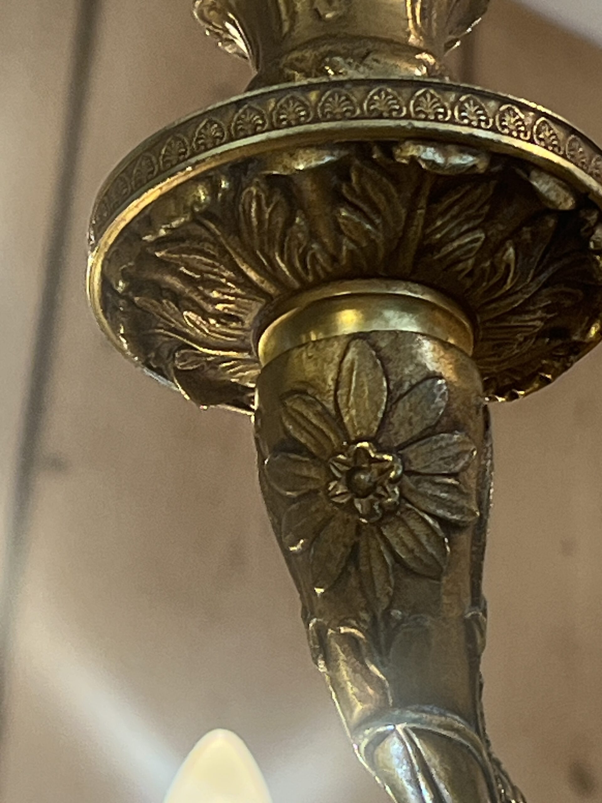 Lustre contemporain de style Empire en bronze sculpté éclairant par 8 lumières, de qualité