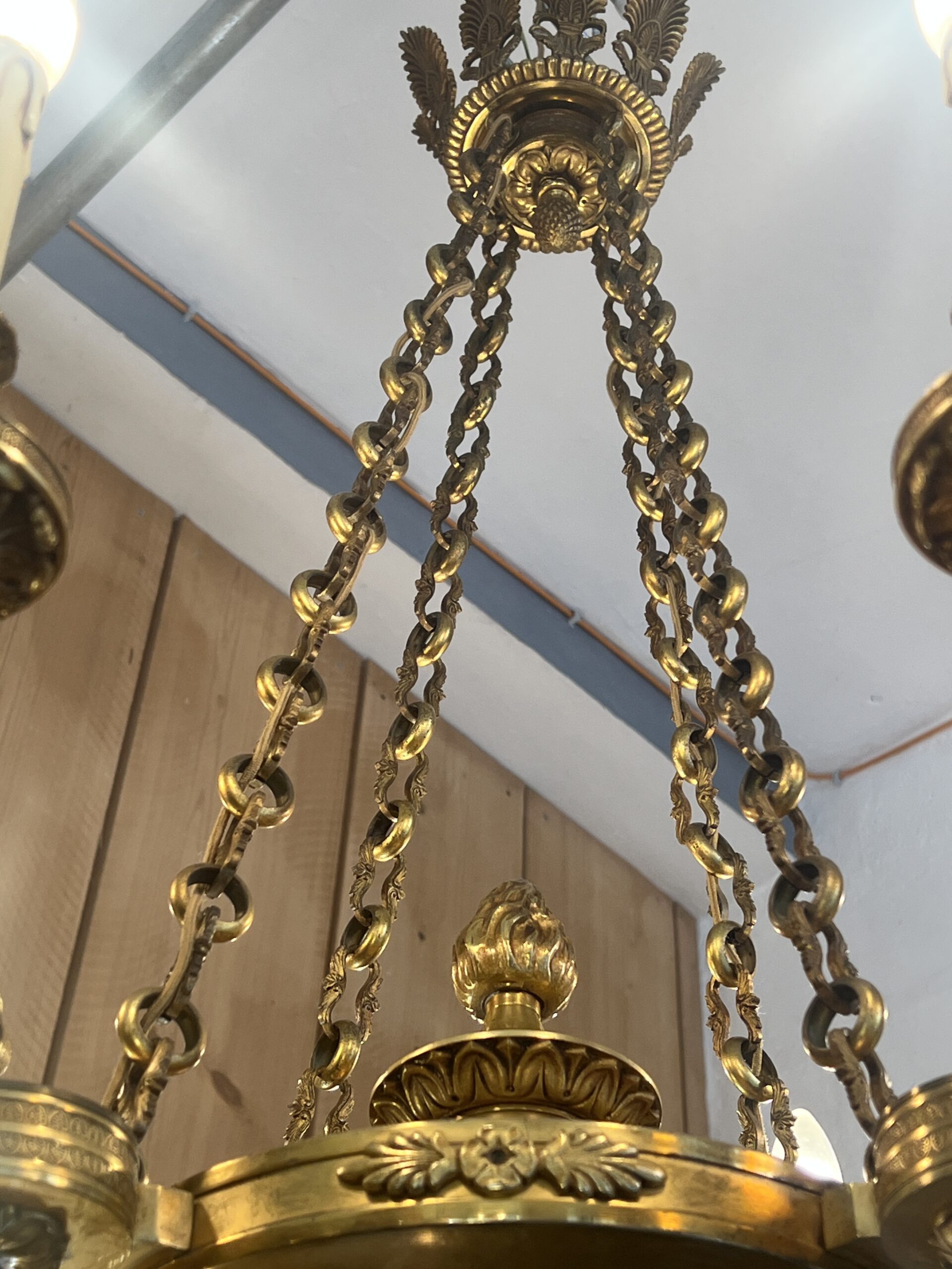 Lustre contemporain de style Empire en bronze sculpté éclairant par 8 lumières, de qualité