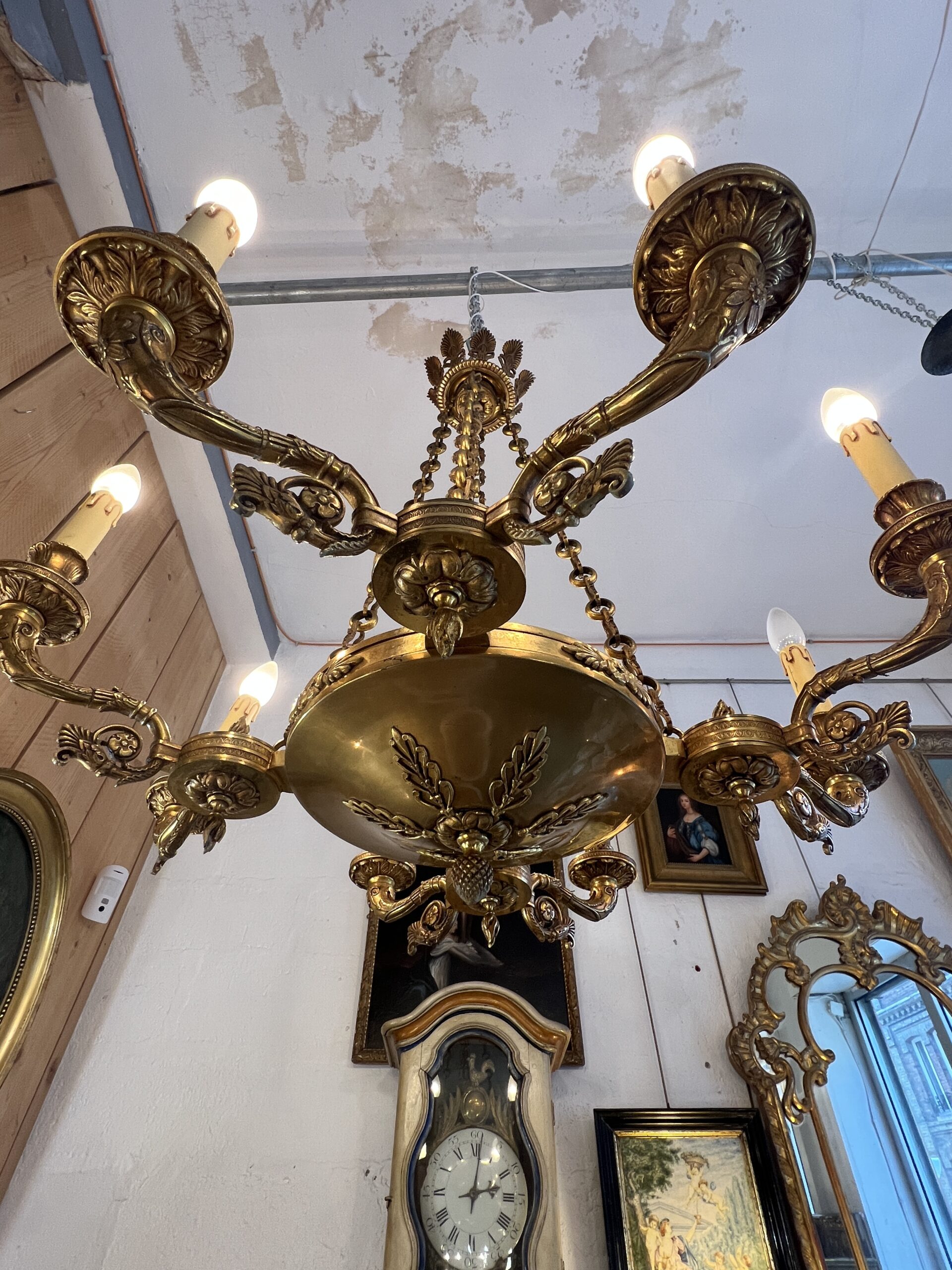 Lustre contemporain de style Empire en bronze sculpté éclairant par 8 lumières, de qualité