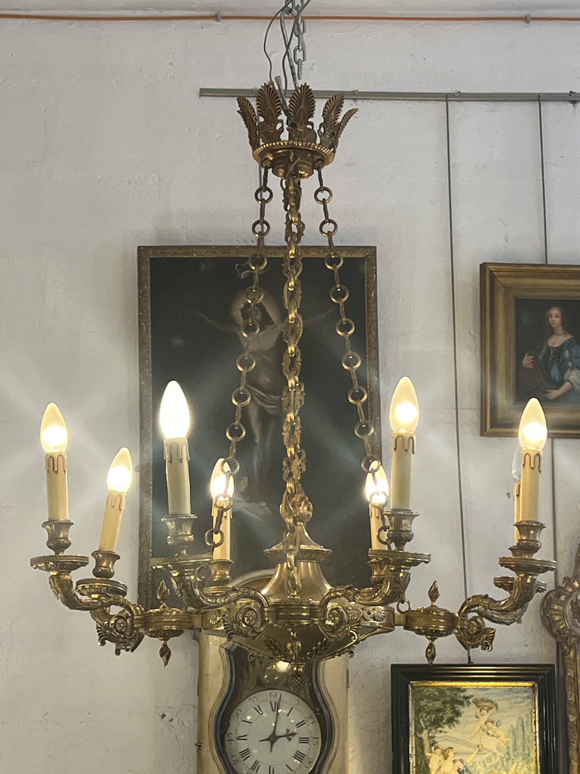 Lustre contemporain de style Empire en bronze sculpté éclairant par 8 lumières, de qualité