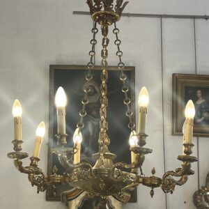 Lustre contemporain de style Empire en bronze sculpté éclairant par 8 lumières, de qualité