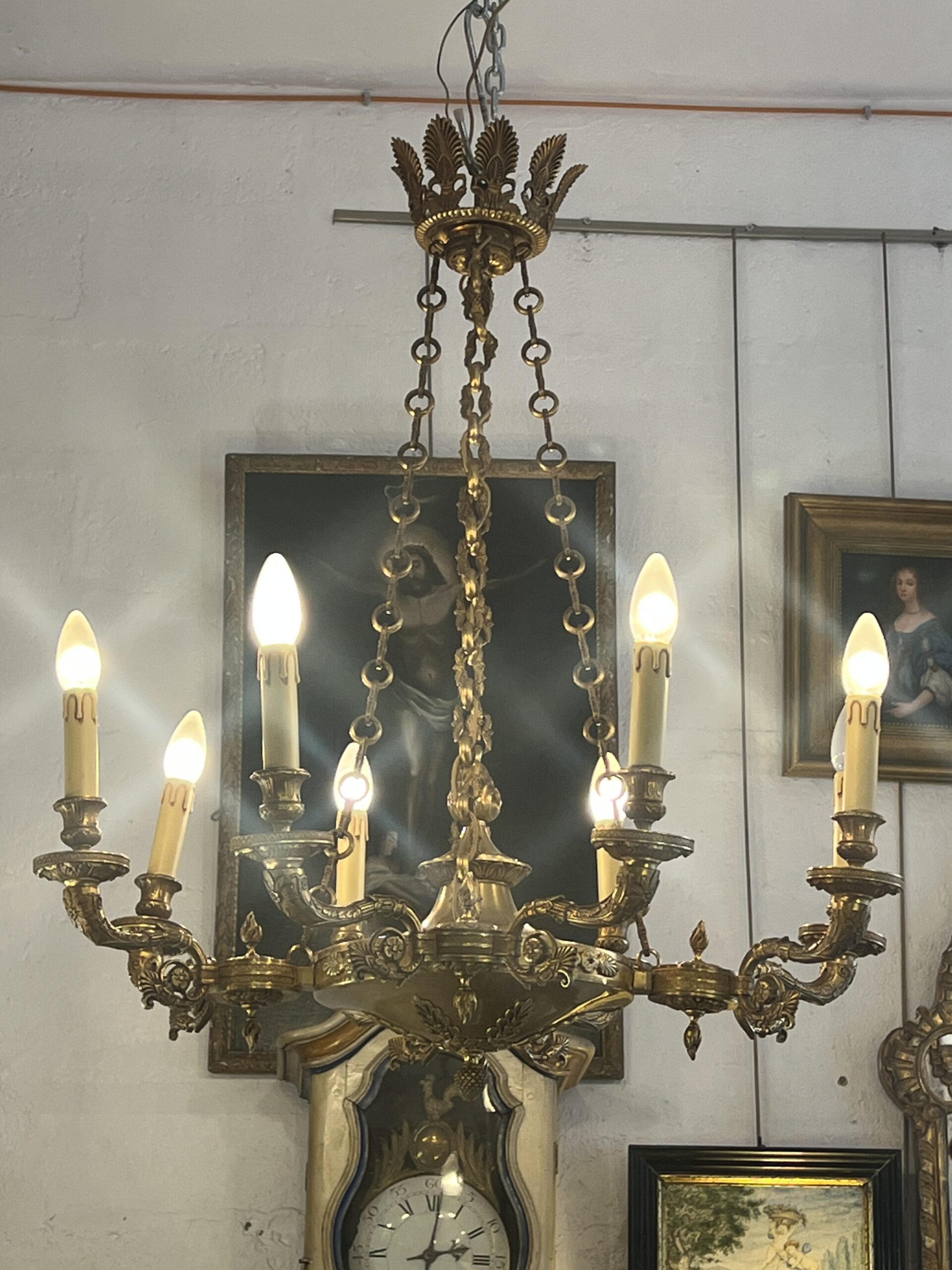Lustre contemporain de style Empire en bronze sculpté éclairant par 8 lumières, de qualité