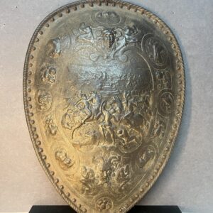 Bouclier de parade décoratif inspiré d’un modèle historique emblématique du règne du roi Henri II