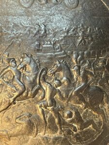 Bouclier de parade décoratif inspiré d’un modèle historique emblématique du règne du roi Henri II