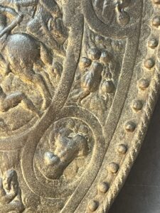 Bouclier de parade décoratif inspiré d’un modèle historique emblématique du règne du roi Henri II