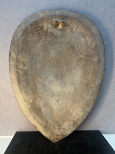 Bouclier de parade décoratif inspiré d’un modèle historique emblématique du règne du roi Henri II