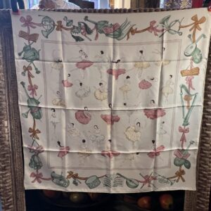 Foulard carré Hermès, modèle " la danse " designer Jean-Louis Clerc, dans sa boîte