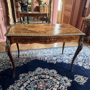 Bureau, table en bois de rose marqueté, ornements en bronze datant de la fin du XIXᵉ siècle.