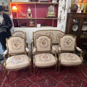 Salon de style Louis XVI bois doré et sculpté, banquette et 4 fauteuils, époque XIXe tapisserie