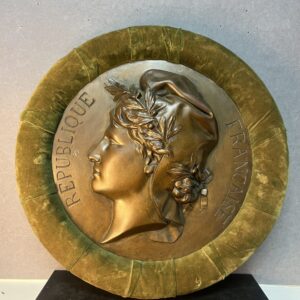 Médaillon en bronze de la Marianne – Symbole intemporel pour des élections municipales chargées d’histoire