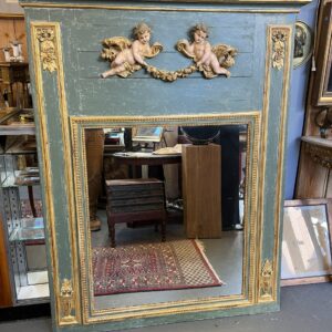 Beau trumeau en bois peint en vert et dorure, décor d'angelots et nœuds de style Louis XVI, époque XXe siècle