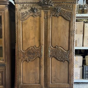 Très belle armoire de mariage Normande XIXe siècle, au bouquets de fleurs et colombes
