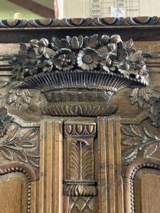 Très belle armoire de mariage Normande XIXe siècle, au bouquets de fleurs et colombes