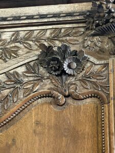 Très belle armoire de mariage Normande XIXe siècle, au bouquets de fleurs et colombes