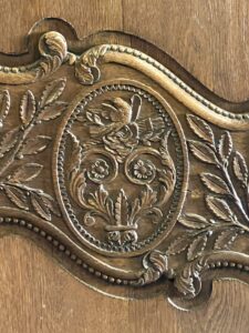 Très belle armoire de mariage Normande XIXe siècle, au bouquets de fleurs et colombes