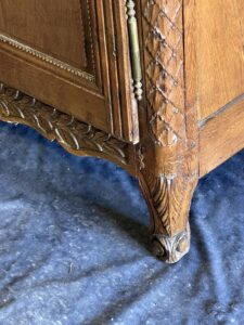 Très belle armoire de mariage Normande XIXe siècle, au bouquets de fleurs et colombes