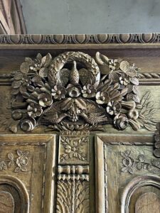 Très belle armoire de mariage Normande XIXe siècle, au bouquets de fleurs et colombes