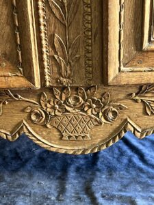 Très belle armoire de mariage Normande XIXe siècle, au bouquets de fleurs et colombes