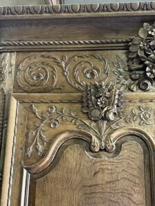 Très belle armoire de mariage Normande XIXe siècle, au bouquets de fleurs et colombes
