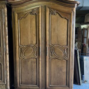 Armoire Cauchoise en chêne moyen sculpté du XIXe siècle à chapeau de Gendarme