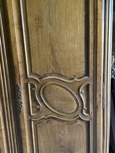 Armoire Cauchoise en chêne moyen sculpté du XIXe siècle à chapeau de Gendarme